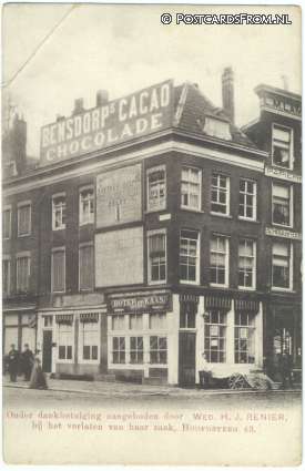 ansichtkaart: Rotterdam, Wed. H.J. Renier, bij het verlaten van haar zaak, Hoofdsteeg 34