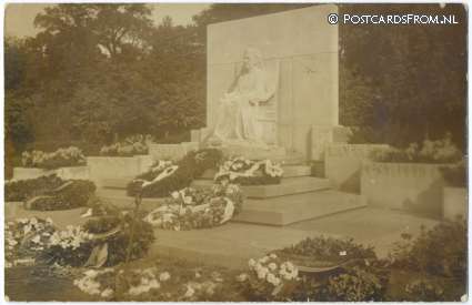 ansichtkaart: 's-Gravenhage, Monument voor H.M. Koningin Emma