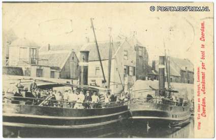 ansichtkaart: Leerdam, Aankomst per boot te Leerdam