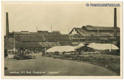 ansichtkaart: Leerdam, N.V. Ned. Glasfabriek 'Leerdam'