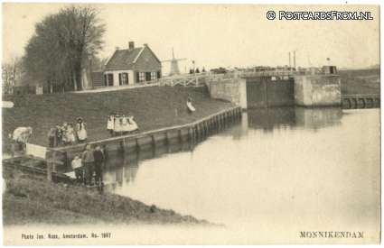 ansichtkaart: Monnickendam, Sluis