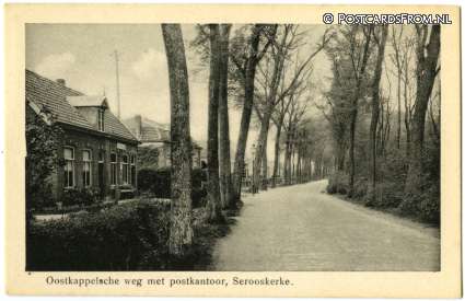 ansichtkaart: Serooskerke Walcheren, Oostkappelsche weg met postkantoor