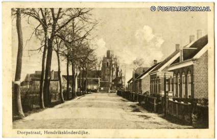 ansichtkaart: 's-Heer Hendr. Kinderen, Dorpstraat, Hendrikskinderdijke