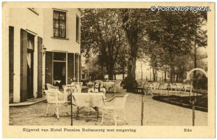 ansichtkaart: Ede, Zijgevel van Hotel Pension Buitenzorg met omgeving