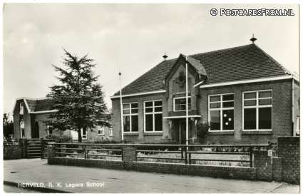 ansichtkaart: Herveld, R.K. Lagere School