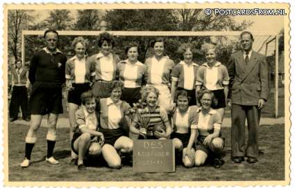 Schoorl, ? D.E.S. Kampioen 1952-53 ansichtkaart: Schoorl, ? D.E.S. Kampioen 1952-53