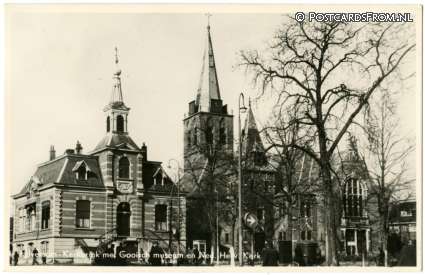 ansichtkaart: Hilversum, Kerkbrink met Gooisch Museum en Ned. Herv. Kerk