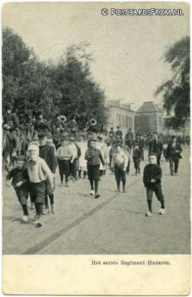 Almelo, ? Het eerste Regiment Huzaren ansichtkaart: Almelo, ? Het eerste Regiment Huzaren