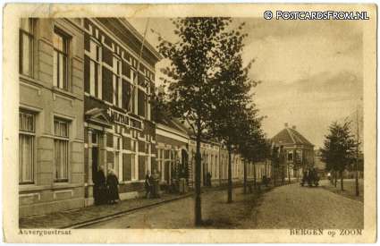 ansichtkaart: Bergen op Zoom, Auvergnestraat. Militair Tehuis