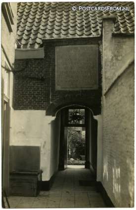 ansichtkaart: Leiden, Samuel de Zee's Hofje