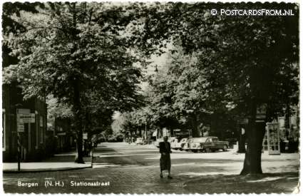ansichtkaart: Bergen NH, Stationsstraat