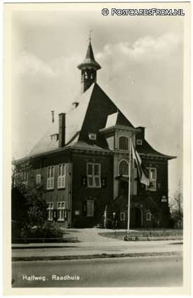 ansichtkaart: Halfweg NH, Raadhuis