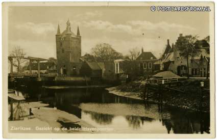 ansichtkaart: Zierikzee, Gezicht op de beide Havenpoorten
