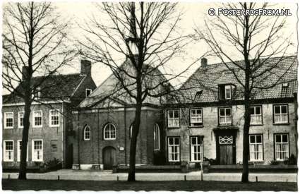 ansichtkaart: Hilvarenbeek, Herv. Kerk met pastorie en 'Open Huis'