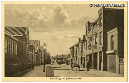 ansichtkaart: Voorburg, Julianastraat. Benzinepomp de Automaat