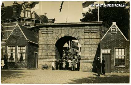 ansichtkaart: Groningen, Damsterdiep. 250 jaar ontzet. Nagemaakte Steentilpoort. Opgelost