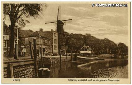 ansichtkaart: Gouda, Nieuwe Veerstal met aanlegplaats Stoomboot. Molen