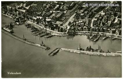ansichtkaart: Volendam, Luchtopname. Gasfabriek