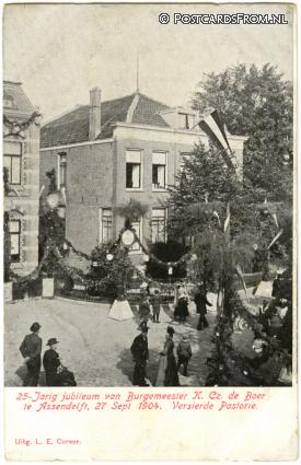 ansichtkaart: Assendelft, 25-Jarig jubileum Burg. K. de Boer 27-09-1904 Versierde Pastorie