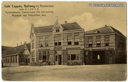 ansichtkaart: Halfweg NH, Cafe Coppee. Halte H.S en E.S.M. Automatische Concertzaal