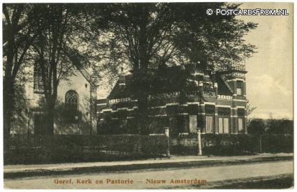 ansichtkaart: Nieuw-Amsterdam, Geref. Kerk en Pastorie
