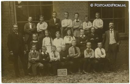 ansichtkaart: Dokkum, Chr. School voor L. en Mulo Klas 7 1914