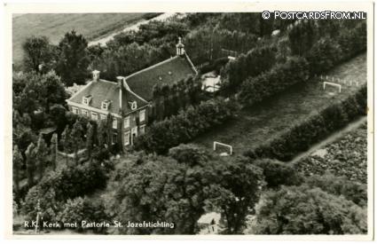 ansichtkaart: --, R.K. Kerk met Pastorie St. Jozefstichting
