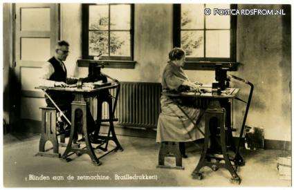 Ermelo, Blindentehuis 'Sonneheerdt'. Blinden aan zetmachine. Brailledruk ansichtkaart: Ermelo, Blindentehuis 'Sonneheerdt'. Blinden aan zetmachine. Brailledruk