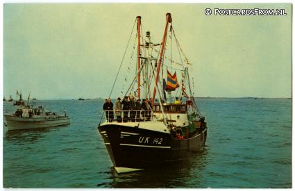 ansichtkaart: Urk, U.K. 142 met aan Boord o.a. de Comm. van H.M. de Koningin