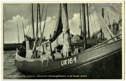 ansichtkaart: Urk, Na een zware ijsgang behouden binnengekomen in de haven