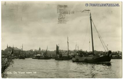 ansichtkaart: Urk, De Vloot vaart uit