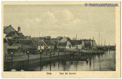 ansichtkaart: Urk, Aan de haven