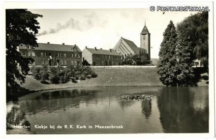 ansichtkaart: Heerlen, Meezenbroek. Kiekje bij de R.K. Kerk