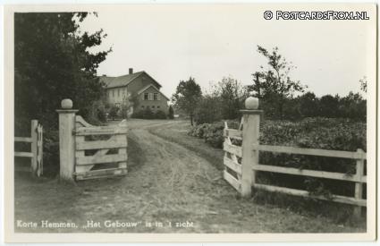 ansichtkaart: Kortehemmen, 'Het Gebouw' is in 't zicht