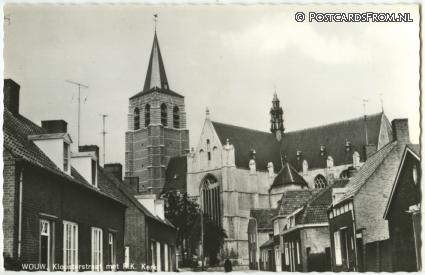 ansichtkaart: Wouw, Kloosterstraat met R.K. Kerk