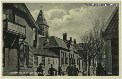 ansichtkaart: Urk, Dorpstraat met Gemeentehuis