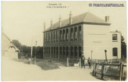 ansichtkaart: Nieuwendijk NB, Groeten uit. School met den Bijbel