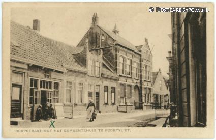 ansichtkaart: Poortvliet, Dorpstraat met het gemeentehuis