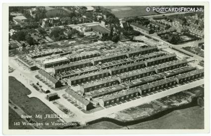 ansichtkaart: Voorschoten, Bouw. Mij. 'Friesland'. 162 Woningen te Voorschoten