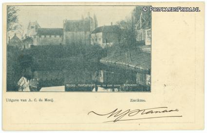 ansichtkaart: Zierikzee, Noord-Havenpoort van ter zijde gezien