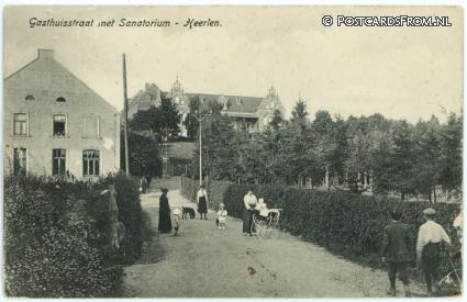 ansichtkaart: Heerlen, Gasthuisstraat met Sanatorium