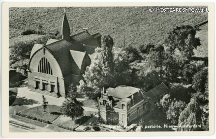 ansichtkaart: Nieuw-Amsterdam, Geref. Kerk met Pastorie