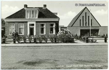 ansichtkaart: Leens, Geref. Kerk met Pastorie. Vrijgem.