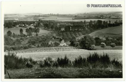ansichtkaart: Gulpen, Landschap met oude boerderij 16 de eeuw