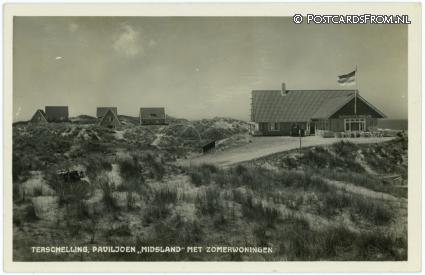 ansichtkaart: Terschelling Midsland, Paviljoen 'Midsland' met Zomerwoningen