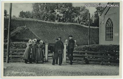 ansichtkaart: Staphorst, Kerkgang