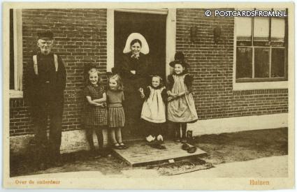 Huizen, Over de onderdeur ansichtkaart: Huizen, Over de onderdeur
