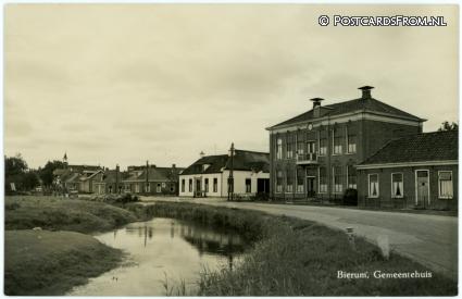 ansichtkaart: Bierum, Gemeentehuis