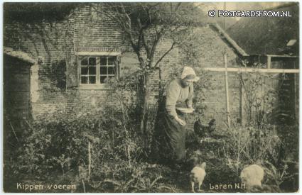 ansichtkaart: Laren NH, Kippen voeren
