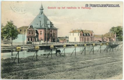 ansichtkaart: Halfweg NH, Gezicht op het raadhuis